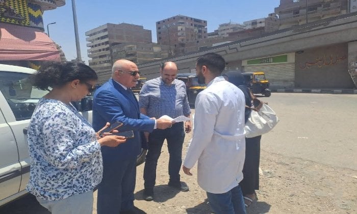جولة مدير الصحة في شبرا الخيمة لرصد حملة طرق الأبواب