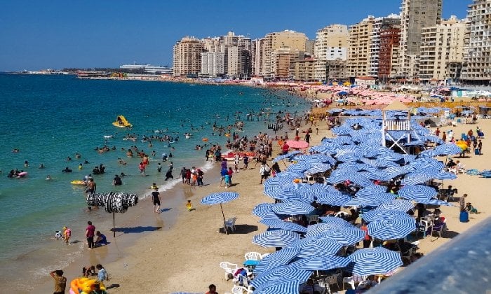 إقبال جماهيري على شواطئ الإسكندرية في ظل ارتفاع درجات الحرارة