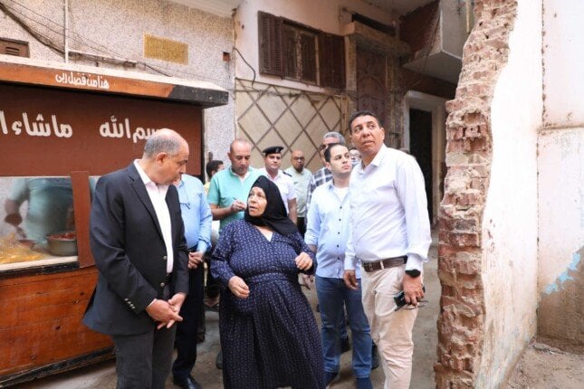تدخل محافظ المنيا لإنقاذ مسنّة بعد انهيار منزلها: تصريح بناء جديد في الموعد